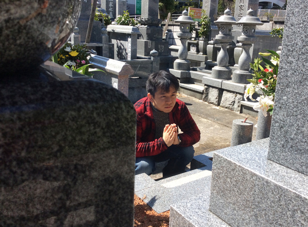 お母さんのお墓参りに行きました。