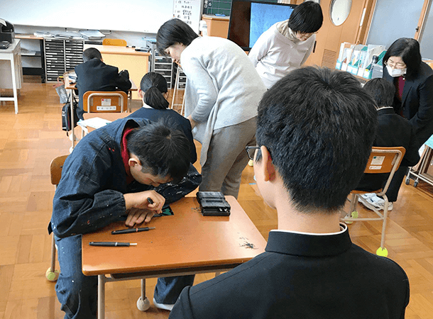 母校、新居浜西中学校で版画教室が始まりました。