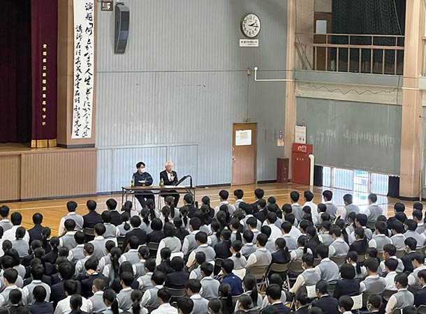 新居浜東高校に講演に行きました。