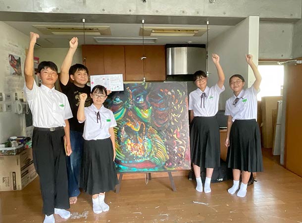 作品展の招待状を持って来てくれました。