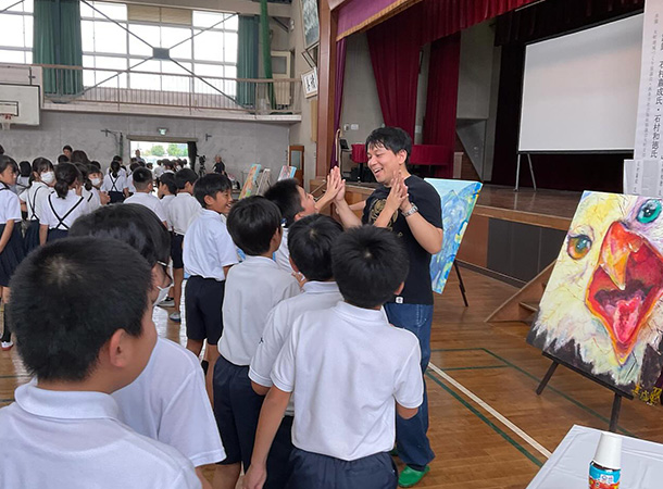 西条市立大町小学校に行きました。