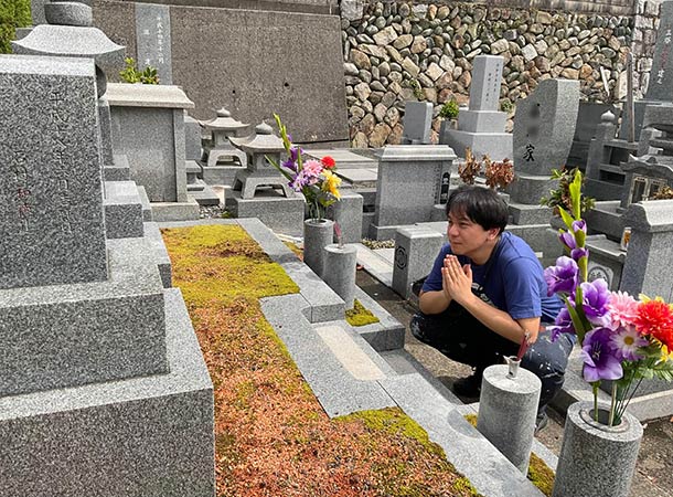 お母さんのお墓参り