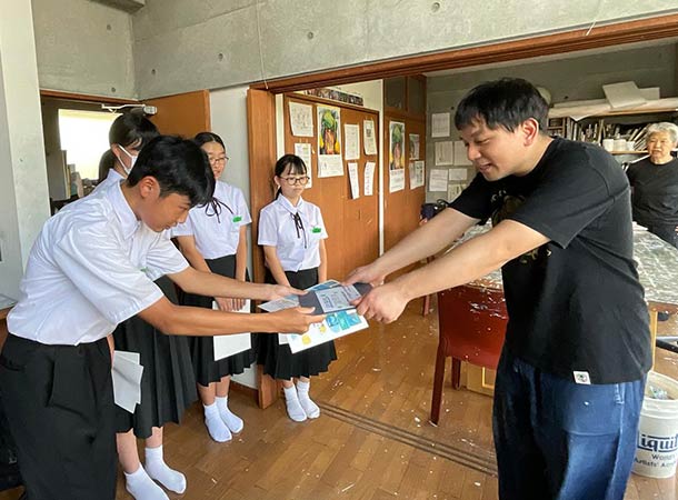 作品展の招待状を持って来てくれました。