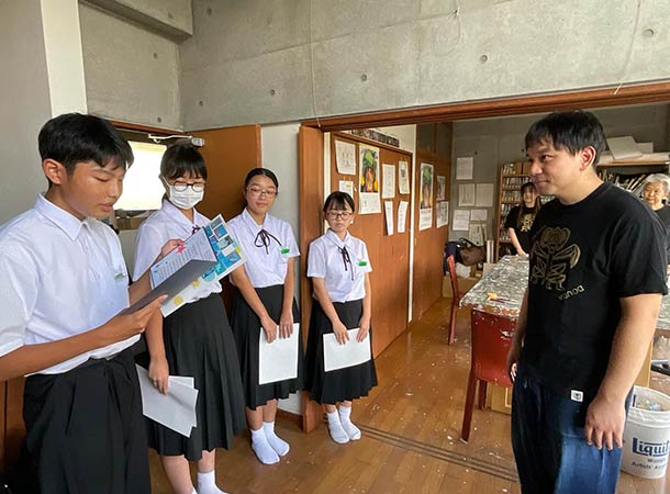 作品展の招待状を持って来てくれました。