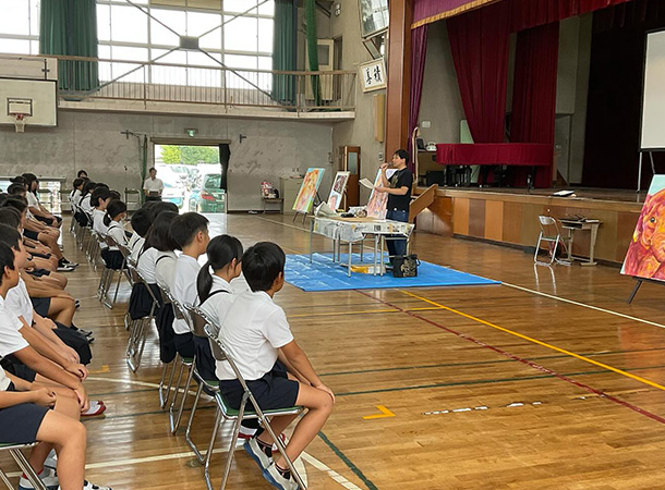 西条市立大町小学校に行きました。