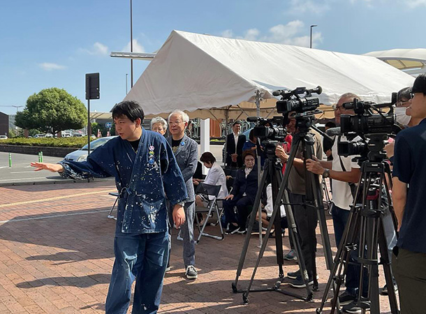 新居浜 駅前広場にモニュメントが出来ました。