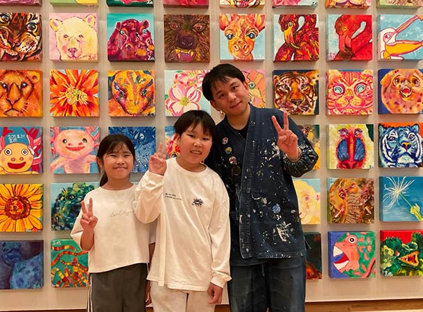 宮崎県立美術館前でライブドローイングとサイン会