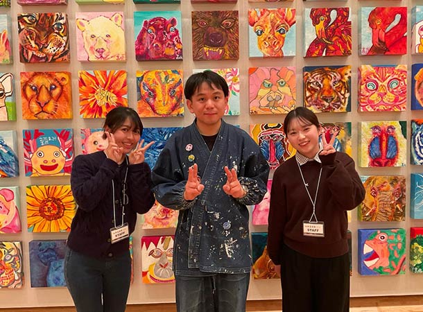 宮崎県立美術館前でライブドローイングとサイン会